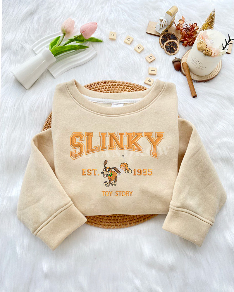 Slinky EST 1995 (Toy Story) – Embroidered Sweatshirt Slinky EST 1995 (Toy Story) – Embroidered Sweatshirt
