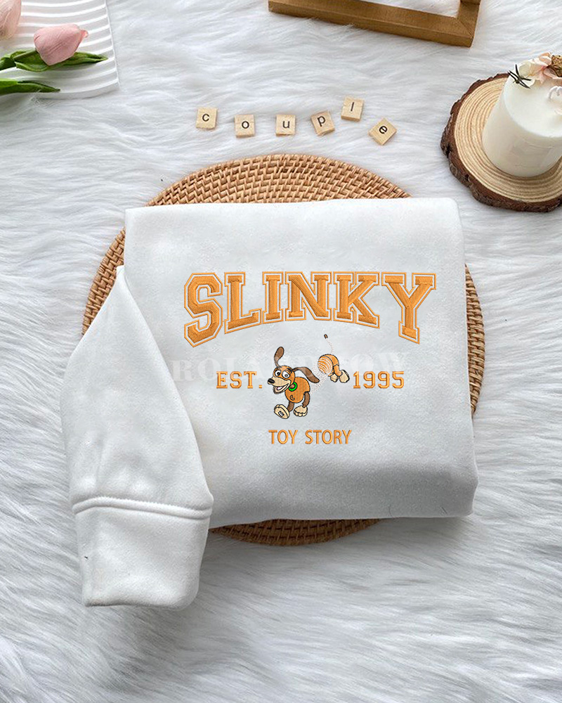 Slinky EST 1995 (Toy Story) – Embroidered Sweatshirt Slinky EST 1995 (Toy Story) – Embroidered Sweatshirt